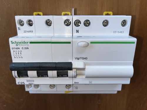 Disjoncteur a9n21408 - disjoncteur,