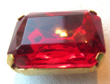 Ancienne broche Vintage 1960: verre améthyste serti dans un lit de laiton doré