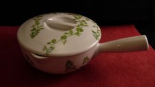 Casserole couverte en porcelaine de Paris décor Herbes Folles, signée
