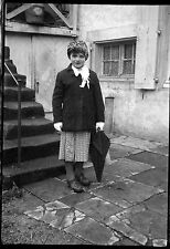 Jeune fille escalier parapluie