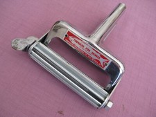 Ecailleur à poissons - années 1950