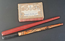 BOITE PLUMES BLANZY POURE &CIE AVEC 38 PLUMES DIVERSES ET 2 PORTE PLUME EN BOIS