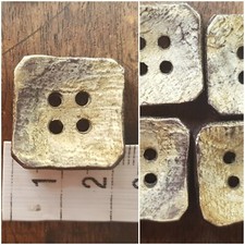  4 boutons anciens. texture