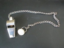 ANCIEN SIFFLET DE CHEF DE GARE AVEC SA CHAINE ET SON BOUTON SNCF