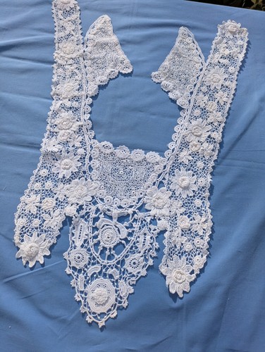 Grand plastron pour - pour, chemisier