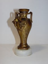 Art Nouveau: Vase en bronze au décor de chérubin ou putto.