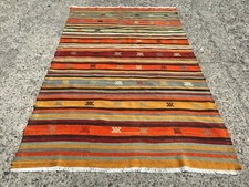 Tapis en laine vintage brodé