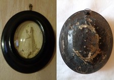 ANCIEN CADRE  BOIS NOIRCI RELIQUAIRE PIERRE CALCAIRE VIERGE ENFANT VERRE BOMBE