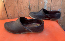 2 vieux Sabots en bois et cuir