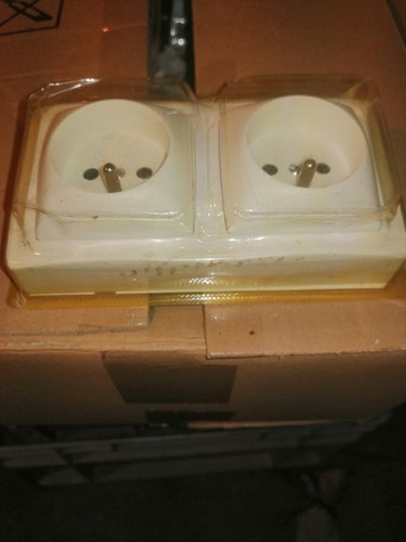 Double prises saillie - ,