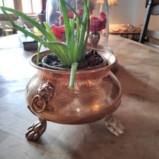 Chaudron cuivre et laiton anneaux décor lion et pieds griffes de lion PIECE RARE