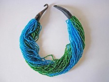 Collier multi rang bleu et vert perles fermoir en corne vintage - Monies ?
