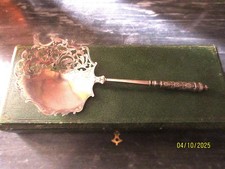 PELLE A FRAISES EN ARGENT MASSIF CISELEE AJOUREE DANS SON ECRIN