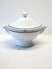 Soupière en porcelaine de chez Tharaud Limoges en très bon état