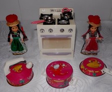 Cuisinière avec bruitage + casseroles +poupée année 1995