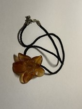 Pendentif Daum – Fleur en pâte de verre ambrée