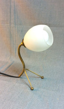 Lampe cocote pied en laiton, globe en opaline blanc, vintage 70