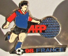 Pin's  AFP 98 FRANCE FOOT Journaliste signé Arthus Bertrand Paris Vintage  #4/12