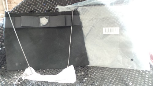 Petit sac pochette noir porté - petit,