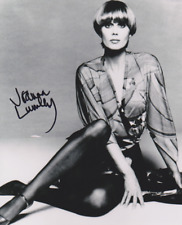 Autographe original de JOANNA LUMLEY / chapeau melon et bottes de cuir / Purdey