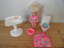 PETITE  BARBIE ET  ACCESSOIRES   SALLE DE  BAIN