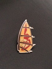 Pin planche voile - pin's, à