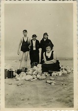 PHOTO ANCIENNE - VINTAGE SNAPSHOT - GROUPE PLAGE MODE MAILLOT BAIN DRÔLE - BEACH