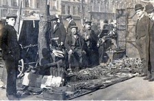 CPA 75 PARIS CARTE PHOTO FIGURANT UNE FOIRE A LA FERRAILLE OU MARCHE AUX PUCES