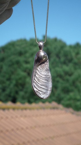 Pendentif graine