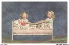 AVMP9-0804-ENFANT - DEUX PETITE FILLE DANS UN BERCEAU