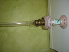 ancienne lampe a pétrole pied opaline