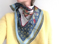 Foulard carré de soie Vintage