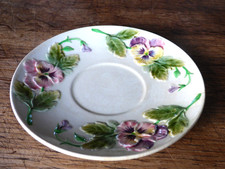 sous tasse en barbotine de Choisy-le-Roi décor floral pensées  H B & CIE