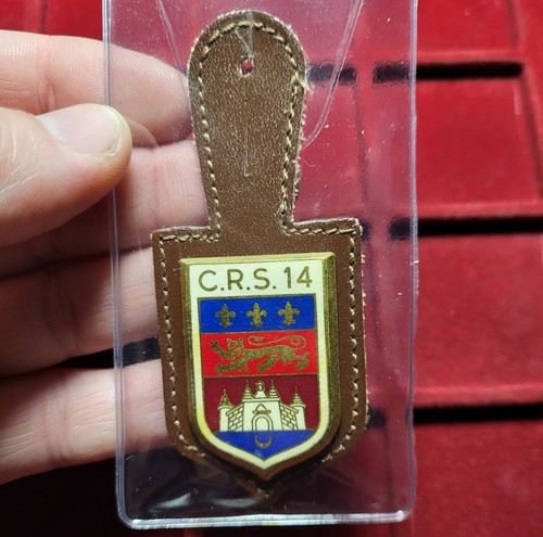 128 pucelle insigne - ~,