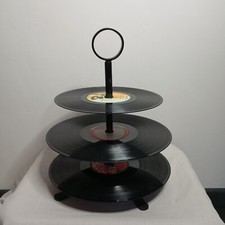 ? Présentoir À Cupcake Gâteau Avec Des Anciens Vinyles Sur Trois Étages Vintage