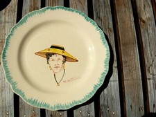 belle assiette ancienne signé décor coiffe femme Niçoise le diairi