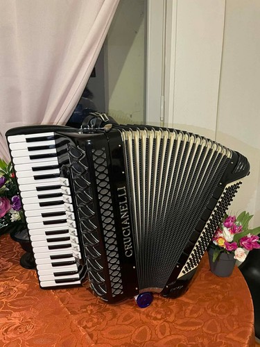 Accordéon crucianelli baton