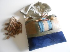 ANCIEN CARREAU DE DENTELLIERE AVEC FUSEAUX