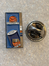 pin's trés rare Orangina boisson distributeur canette ouverte gazeuse orange pin