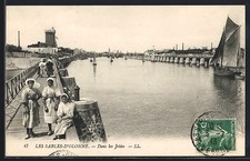 CPA Les Sables-d´Olonne, Dans les jetées avec promeneurs et bateaux 1913 