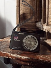 Appareil photo compact Nikon Coolpix vintage d'occasion non testé collection rét