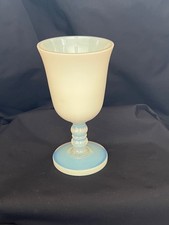 Verre, calice, signé Sévres, opaline, blanc laiteux