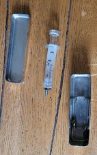 ANCIENNE SERINGUE EN VERRE AVEC DEUX AIGUILLES BOUTS EN LAITON, PISTON COLLé