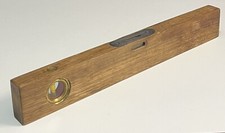Outil Ancien niveau à bulles en bois art populaire.