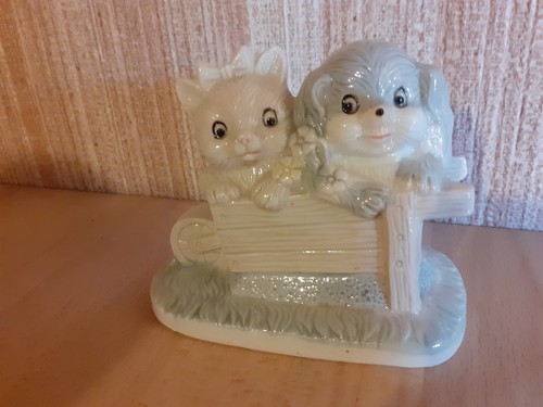 Figurine chat chien dans - et,
