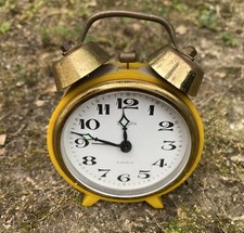 Ancien petit réveil en plastique jaune EUROPA non fonctionnel made in Germany