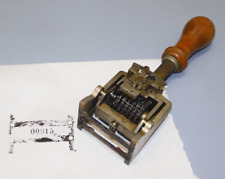 -ANCIEN TAMPON NUMEROTEUR JOLIE POIGNEE BOIS Marquée E BRIDIE PARIS Collection D