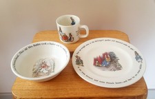 2 Assiettes, 1 Tasse – Porcelaine de Wedgwood - Peter Rabbit par Beatrix Potter