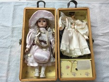 poupée porcelaine ancienne  coffret penderie osier avec 2 robes Tirage Limité