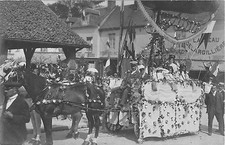 CPA 60 SONGEONS CARTE PHOTO CHAR FLEURI ATTELAGE INTERIEUR DU VILLAGE